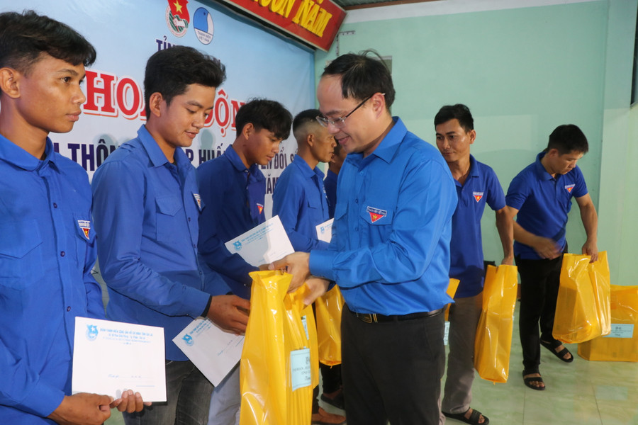 Phó Bí thư Tỉnh Đoàn Gia Lai Đỗ Đức Thanh thay mặt Ban Thường vụ Tỉnh Đoàn tặng 10 suất quà cho các gia đình thanh niên có hoàn cảnh khó khăn ở xã An Trung. Ảnh: Ngọc Minh Phó Bí thư Tỉnh Đoàn Gia Lai Đỗ Đức Thanh thay mặt Ban Thường vụ Tỉnh Đoàn tặng 10 suất quà cho các gia đình thanh niên có hoàn cảnh khó khăn ở xã An Trung. Ảnh: Ngọc Minh