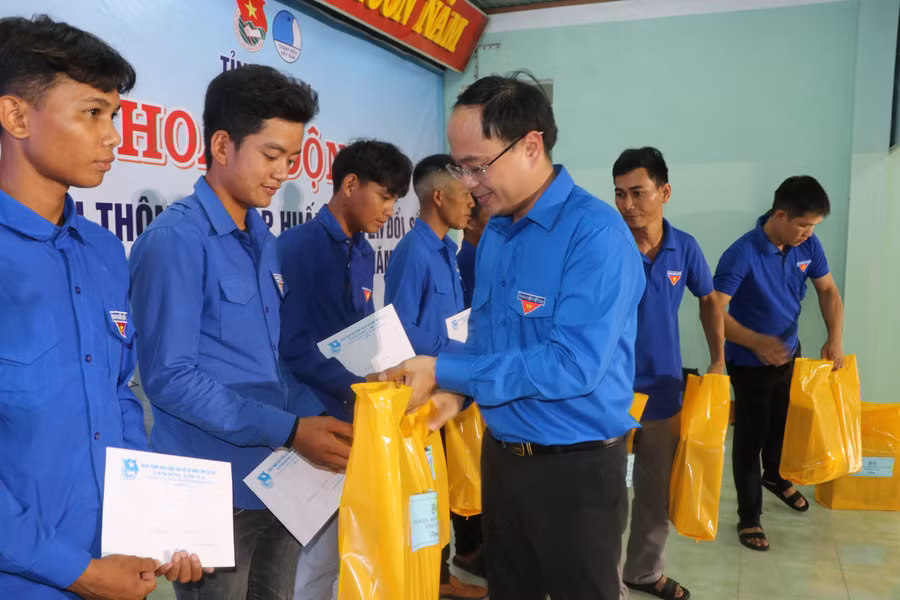 Phó Bí thư Tỉnh Đoàn Gia Lai Đỗ Đức Thanh thay mặt Ban Thường vụ Tỉnh Đoàn tặng 10 suất quà cho các gia đình thanh niên có hoàn cảnh khó khăn ở xã An Trung. Ảnh: Ngọc Minh
