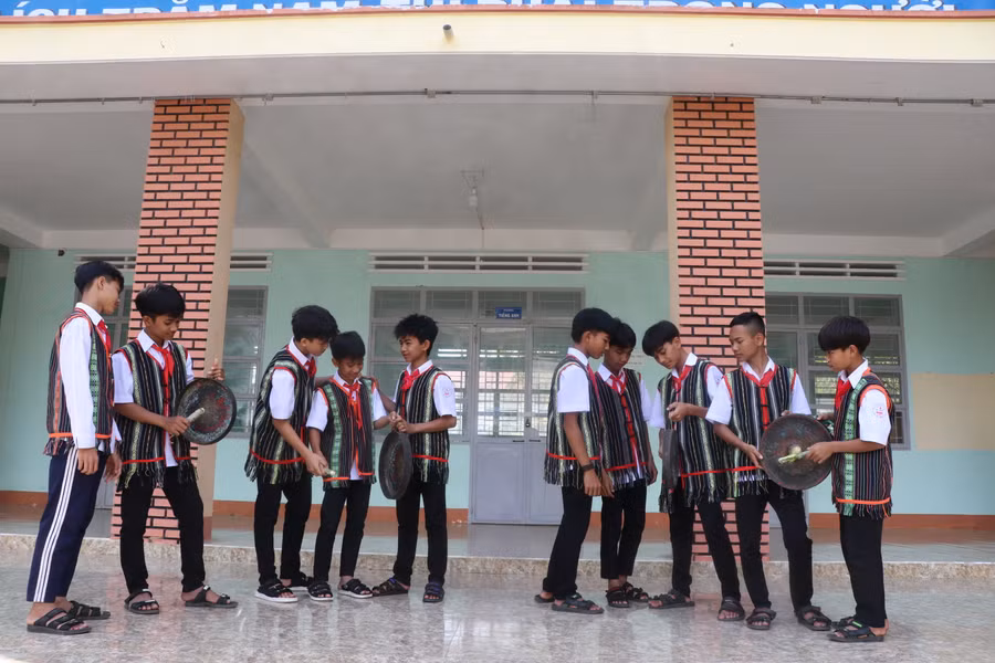 Các em học sinh đội cồng chiêng Trường THCS Dân tộc Nội trú huyện Đak Pơ chăm chỉ luyện tập, chia sẻ kinh nghiệm, kỹ thuật đánh cồng chiêng cho nhau. Ảnh: Ngọc Minh