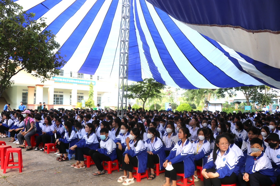 Hơn 1.000 cán bộ, giáo viên, học sinh Trường THCS và THPT Y Đôn và cán bộ, đoàn viên thanh niên huyện Đak Pơ dự phiên tòa giả định. Ảnh: Ngọc Minh