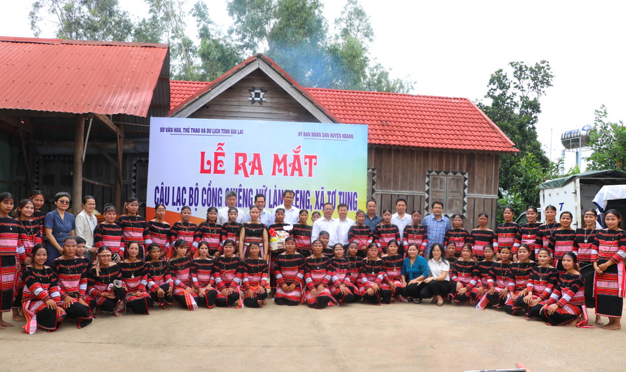 Thành viên CLB Cồng chiêng nữ làng Leng (xã Tơ Tung, huyện Kbang) chụp hình lưu niệm cùng các đại biểu. Ảnh: Ngọc Minh Thành viên CLB Cồng chiêng nữ làng Leng (xã Tơ Tung, huyện Kbang) chụp hình lưu niệm cùng các đại biểu. Ảnh: Ngọc Minh