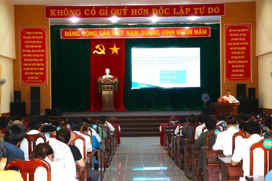 Hơn 200 tuyên truyền viên ở huyện Kbang tham gia lớp bồi dưỡng nghiệp vụ. Ảnh: Ngọc Minh Hơn 200 tuyên truyền viên ở huyện Kbang tham gia lớp bồi dưỡng nghiệp vụ. Ảnh: Ngọc Minh