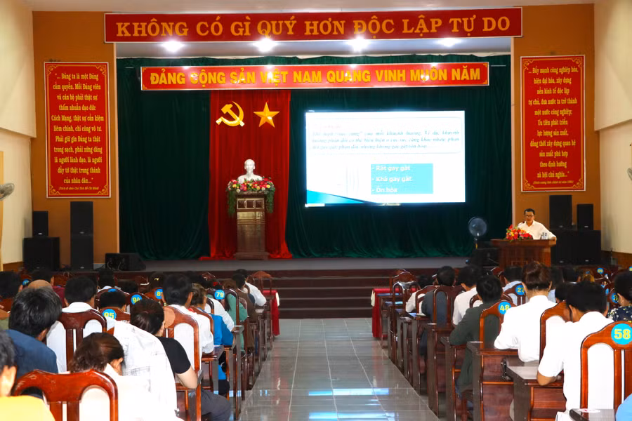 Hơn 200 tuyên truyền viên ở huyện Kbang tham gia lớp bồi dưỡng nghiệp vụ. Ảnh: Ngọc Minh