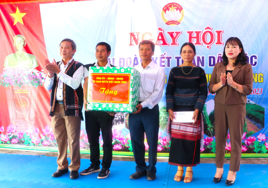 Trưởng Ban Tuyên giáo Tỉnh ủy Huỳnh Thế Mạnh (bìa trái) và bà Phạm Thị Lan-Phó Chủ tịch Ủy ban MTTQ Việt Nam tỉnh (bìa phải) thay mặt Tỉnh ủy, HĐND, UBND, Ủy ban MTTQ Việt Nam tỉnh tặng quà cho thôn 3, xã Kông Pla. Ảnh: Ngọc Minh Trưởng Ban Tuyên giáo Tỉnh ủy Huỳnh Thế Mạnh (bìa trái) và bà Phạm Thị Lan-Phó Chủ tịch Ủy ban MTTQ Việt Nam tỉnh (bìa phải) thay mặt Tỉnh ủy, HĐND, UBND, Ủy ban MTTQ Việt Nam tỉnh tặng quà cho thôn 3, xã Kông Pla. Ảnh: Ngọc Minh