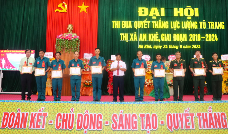 Phó Bí thư Thị ủy, Chủ tịch UBND thị xã An Khê Đinh Văn Cương (thứ 6 bên phải) trao giấy khen cho các tập thể có thành tích xuất sắc trong phong trào thi đua quyết thắng 5 năm 2019-2024. Ảnh: Ngọc Minh