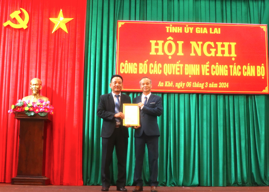 Đồng chí Võ Quốc Hùng-Phó Giám đốc Sở Nội vụ trao quyết định của UBND tỉnh Gia Lai cho đồng chí Nguyễn Hùng Vỹ (bìa phải). Ảnh: Ngọc Minh Đồng chí Võ Quốc Hùng-Phó Giám đốc Sở Nội vụ trao quyết định của UBND tỉnh Gia Lai cho đồng chí Nguyễn Hùng Vỹ (bìa phải). Ảnh: Ngọc Minh