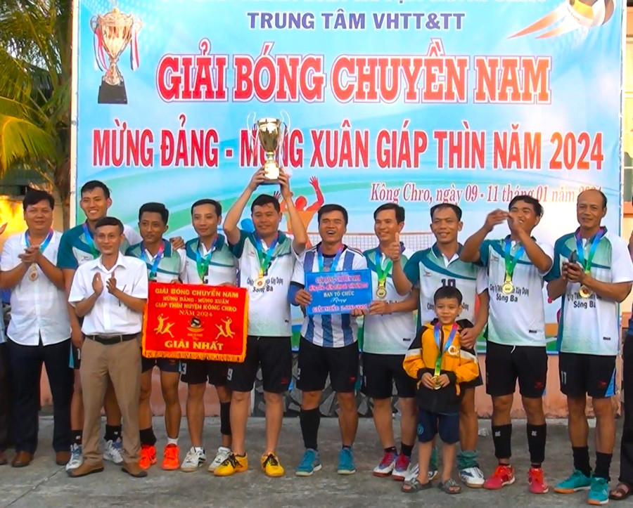 Ban tổ chức trao giải nhất cho Đội Phòng Giáo dục và Đào tạo huyện Kông Chro. Ảnh: Ngô Chiến Ban tổ chức trao giải nhất cho Đội Phòng Giáo dục và Đào tạo huyện Kông Chro. Ảnh: Ngô Chiến