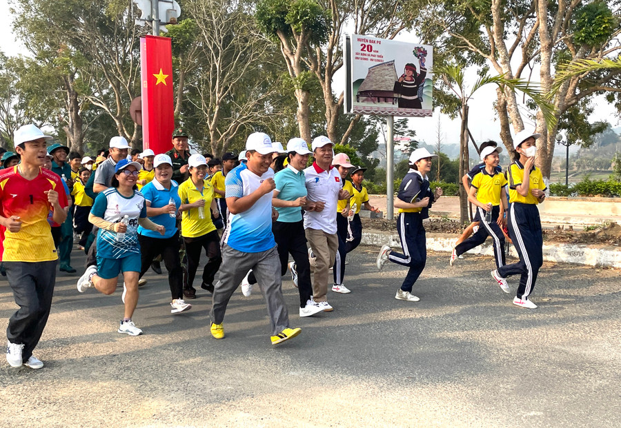 Hơn 800 người là cán bộ, công nhân, viên chức, lực lượng vũ trang, nhân dân và học sinh ở huyện Đak Pơ hưởng ứng chạy Olympic. Ảnh: Ngọc Minh Hơn 800 người là cán bộ, công nhân, viên chức, lực lượng vũ trang, nhân dân và học sinh ở huyện Đak Pơ hưởng ứng chạy Olympic. Ảnh: Ngọc Minh