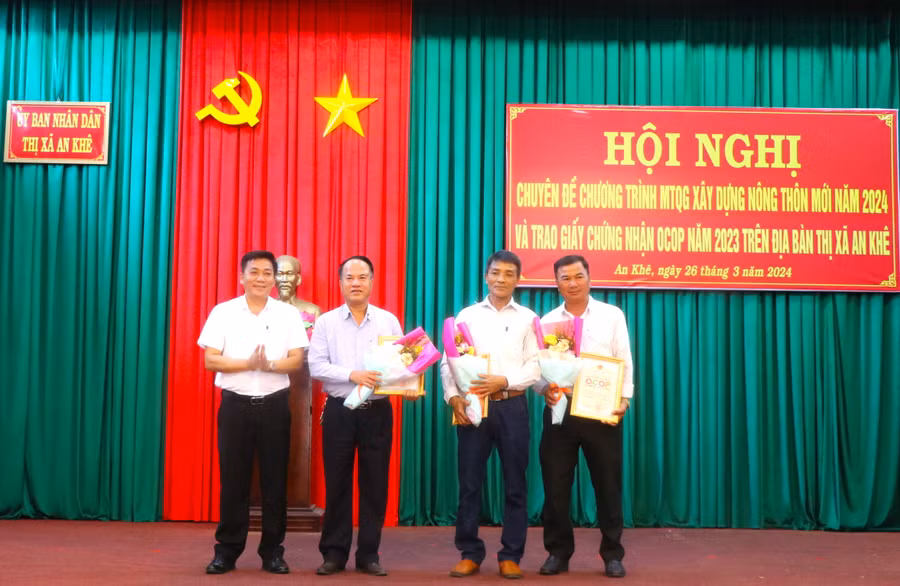 Ông Đặng Quốc Hoài Huy (bìa trái)-Phó Chủ tịch UBND thị xã An khê trao Giấy chứng nhận sản phẩm OCOP đạt 3 sao cấp huyện năm 2023 cho các chủ thể. Ảnh Ngọc Minh