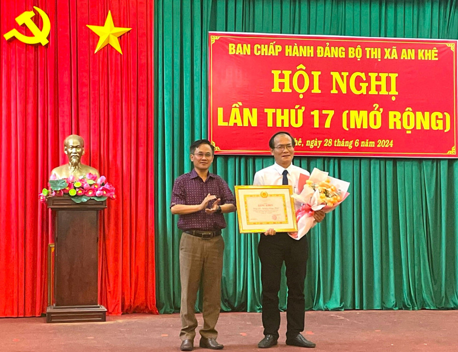 Đồng chí Nguyễn Xuân Phước (bìa trái)-Tỉnh ủy viên, Bí thư Thị ủy An Khê trao bằng khen của Ban Thường vụ Tỉnh uỷ Gia Lai cho cho đồng chí Nguyễn Hoàng Phước-Chi bộ đầu tư nguyên liệu (Đảng bộ Nhà máy đường An Khê, thị xã An Khê). Ảnh: Ngọc Minh Đồng chí Nguyễn Xuân Phước (bìa trái)-Tỉnh ủy viên, Bí thư Thị ủy An Khê trao bằng khen của Ban Thường vụ Tỉnh uỷ Gia Lai cho cho đồng chí Nguyễn Hoàng Phước-Chi bộ đầu tư nguyên liệu (Đảng bộ Nhà máy đường An Khê, thị xã An Khê). Ảnh: Ngọc Minh