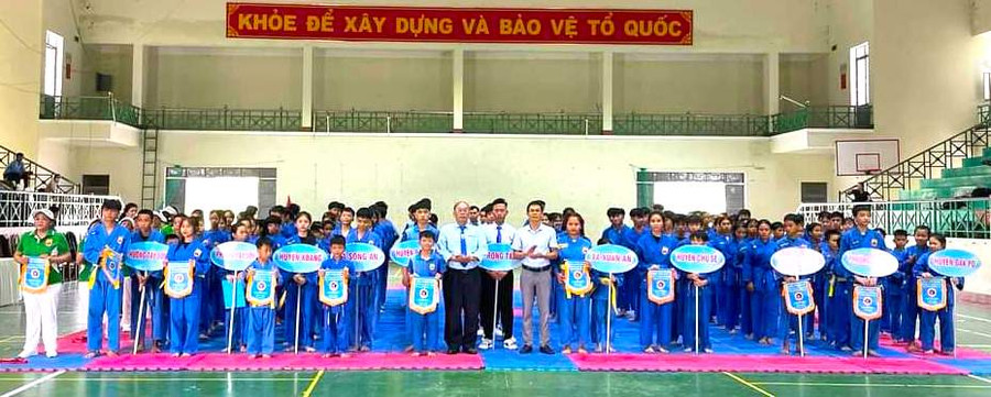 Giải Vovinam các câu lạc bộ mở rộng thị xã An Khê có 10 câu lạc bộ, đội Vovinam của các huyện: Chư Sê, Ia Pa, Đak Pơ, Kbang, Đăk Đoa và thị xã An Khê tham gia. Ảnh: Ngọc Minh Giải Vovinam các câu lạc bộ mở rộng thị xã An Khê có 10 câu lạc bộ, đội Vovinam của các huyện: Chư Sê, Ia Pa, Đak Pơ, Kbang, Đăk Đoa và thị xã An Khê tham gia. Ảnh: Ngọc Minh