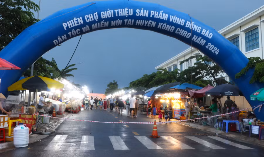 Phiên chợ diễn ra từ ngày 3 đến 5-8, tại đường Lê Hồng Phong (thị trấn Kông Chro), thu hút 4 ngàn lượt người dân đến tham quan, mua sắm. Ảnh: Ngọc Minh