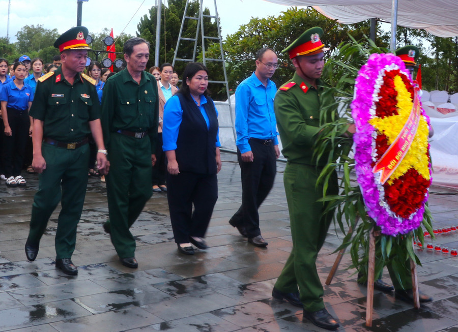 Các đại biểu dâng hoa tri ân các Anh hùng liệt sĩ tại Tượng đài Chiến thắng Đak Pơ. Ảnh: Ngọc Minh