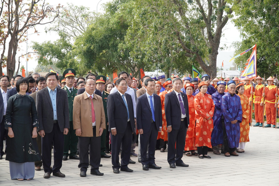 Các đồng chí lãnh đạo tỉnh Gia Lai và người dân dâng hương tại Điện thờ Tam Kiệt. Ảnh: Đức Thụy