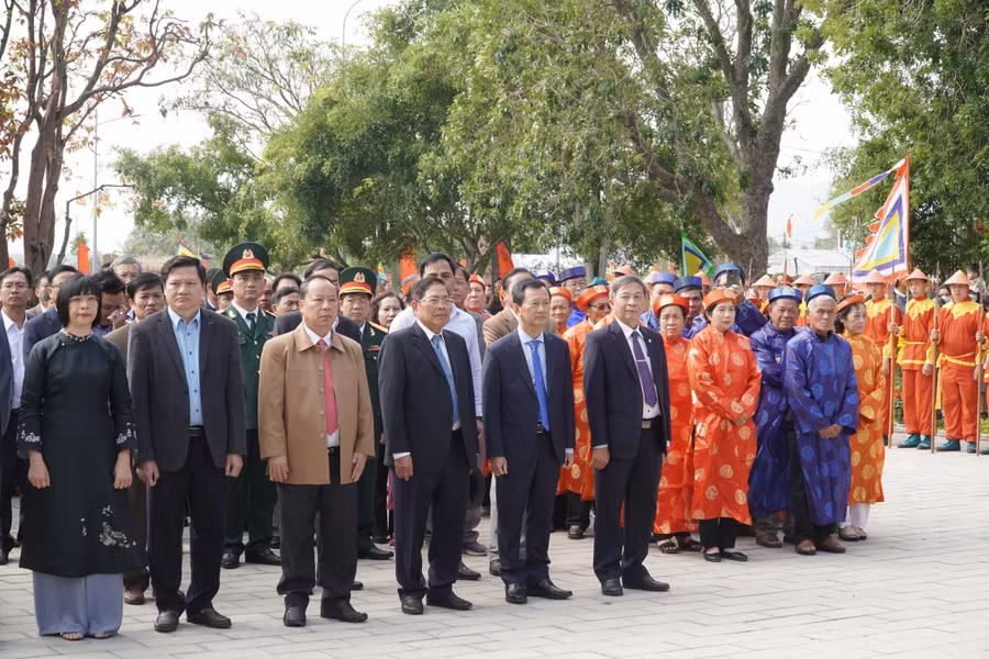 Các đồng chí lãnh đạo tỉnh Gia Lai và người dân dâng hương tại Điện thờ Tam Kiệt. Ảnh: Đức Thụy