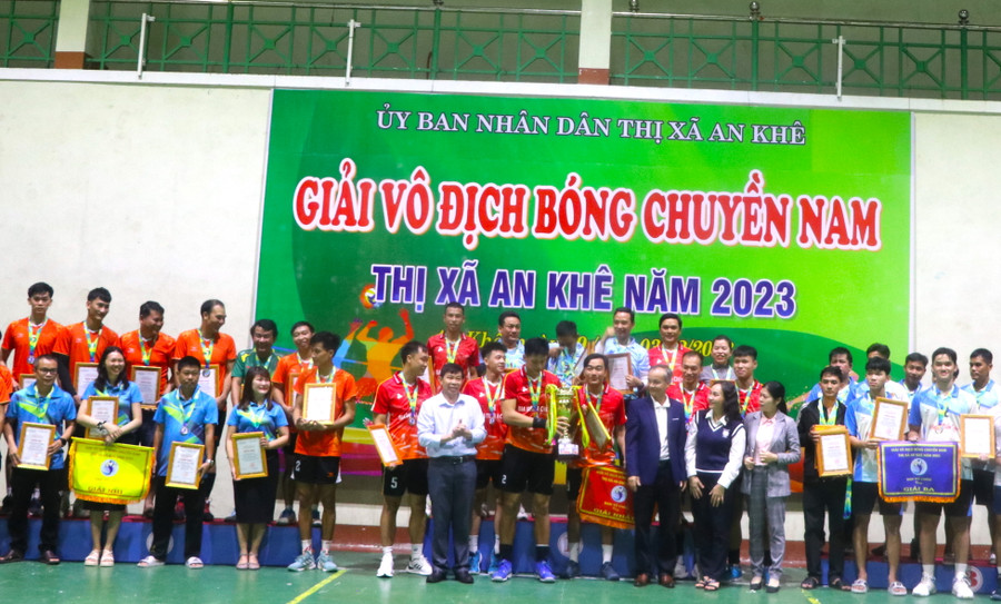 Ban tổ chức các hoạt động văn hóa, thể thao chào mừng kỷ niệm 20 năm Ngày thành lập thị xã An Khê trao giải nhất, nhì, ba cho các đội. Ảnh: Ngọc Minh