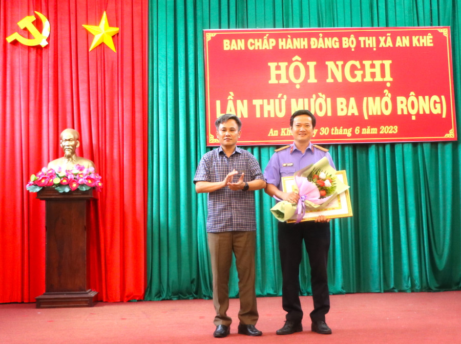 Thừa ủy quyền Ban Chấp hành Đảng bộ Tỉnh Gia Lai, Bí thư Thị ủy An Khê Nguyễn Xuân Phước (bìa trái) trao bằng khen cho tập thể có thành tích. Ảnh: Ngọc Minh Thừa ủy quyền Ban Chấp hành Đảng bộ Tỉnh Gia Lai, Bí thư Thị ủy An Khê Nguyễn Xuân Phước (bìa trái) trao bằng khen cho tập thể có thành tích. Ảnh: Ngọc Minh