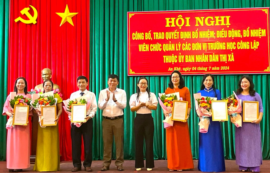 Trao quyết định bổ nhiệm, điều động, bổ nhiệm viên chức quản lý các đơn vị trường học công lập trên địa bàn thị xã An Khê. Ảnh: Ngọc Minh