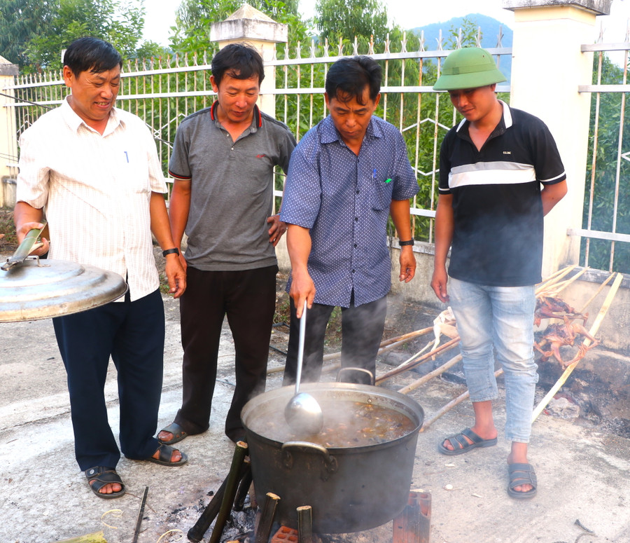 Món thắng cố được người Mông tại xã Ya Hội, huyện Đak Pơ chế biến tại hội chợ quảng bá nền ẩm thực đặc trưng. Ảnh: Ngọc Minh