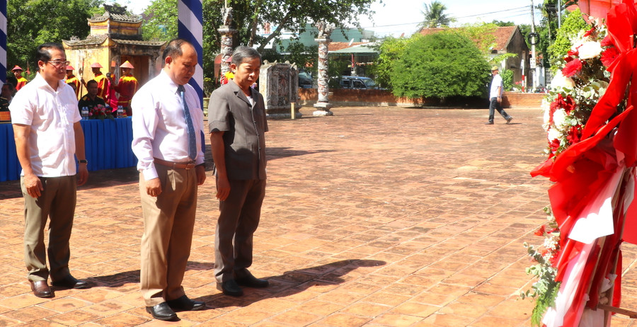 Các đồng chí lãnh đạo tỉnh Gia Lai kính cẩn dâng hoa dưới tượng đài Hoàng đế Quang Trung-Nguyễn Huệ. Ảnh: Ngọc Minh