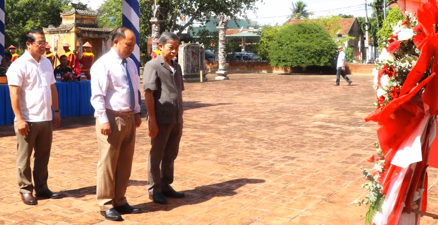 Các đồng chí lãnh đạo tỉnh Gia Lai kính cẩn dâng hoa dưới tượng đài Hoàng đế Quang Trung-Nguyễn Huệ. Ảnh: Ngọc Minh