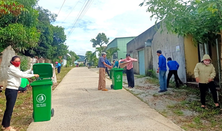 Người dân thôn An Thượng 2 (xã Song An, thị xã An Khê) cùng đoàn viên thanh niên tham gia tổng dọn vệ sinh môi trường. Ảnh: Ngọc Minh Người dân thôn An Thượng 2 (xã Song An, thị xã An Khê) cùng đoàn viên thanh niên tham gia tổng dọn vệ sinh môi trường. Ảnh: Ngọc Minh