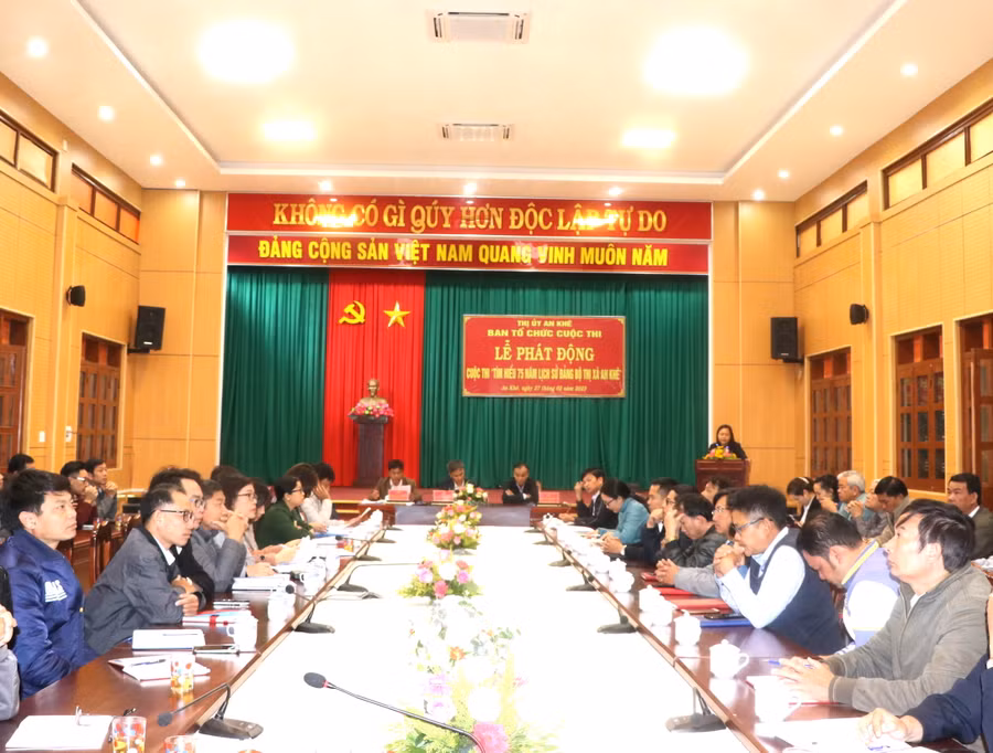 Quang cảnh lễ phát động Cuộc thi “Tìm hiểu 75 năm lịch sử Đảng bộ thị xã An Khê”. Ảnh: Ngọc Minh