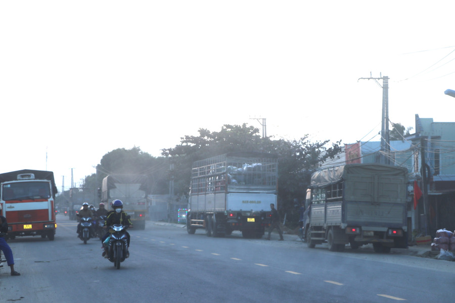 Hàng ngày, đoạn đường quốc lộ 19 từ trụ sở UBND xã Cư An đến trụ sở UBND xã Tân An (huyện Đak Pơ) có hàng trăm lượt xe tải dừng đỗ dưới lòng đường để bốc xếp rau. Ảnh: Ngọc Minh