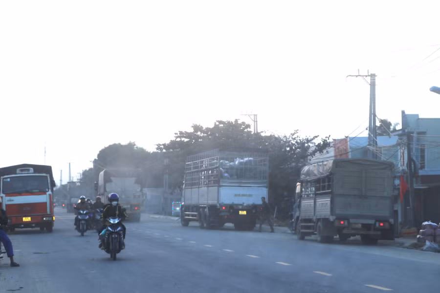 Hàng ngày, đoạn đường quốc lộ 19 từ trụ sở UBND xã Cư An đến trụ sở UBND xã Tân An (huyện Đak Pơ) có hàng trăm lượt xe tải dừng đỗ dưới lòng đường để bốc xếp rau. Ảnh: Ngọc Minh