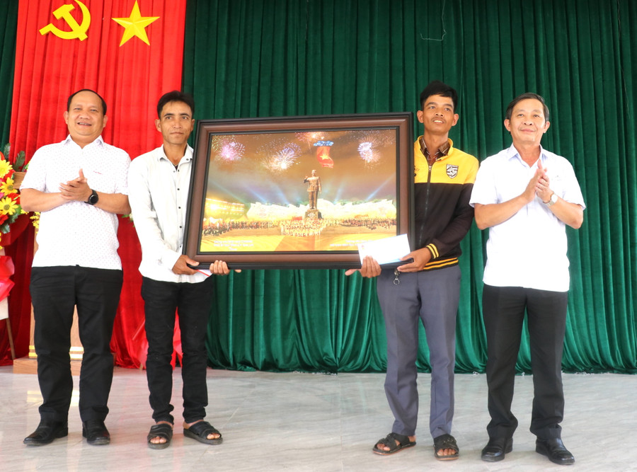 Phó Bí thư Tỉnh ủy Rah Lan Chung (bìa trái) và Trưởng ban Tuyên giáo Tỉnh ủy Huỳnh Thế Mạnh (bìa phải) tặng quà cho làng Lợt, xã Đak Hlơ, huyện Kbang. Ảnh: Ngọc Minh Phó Bí thư Tỉnh ủy Rah Lan Chung (bìa trái) và Trưởng ban Tuyên giáo Tỉnh ủy Huỳnh Thế Mạnh (bìa phải) tặng quà cho làng Lợt, xã Đak Hlơ, huyện Kbang. Ảnh: Ngọc Minh