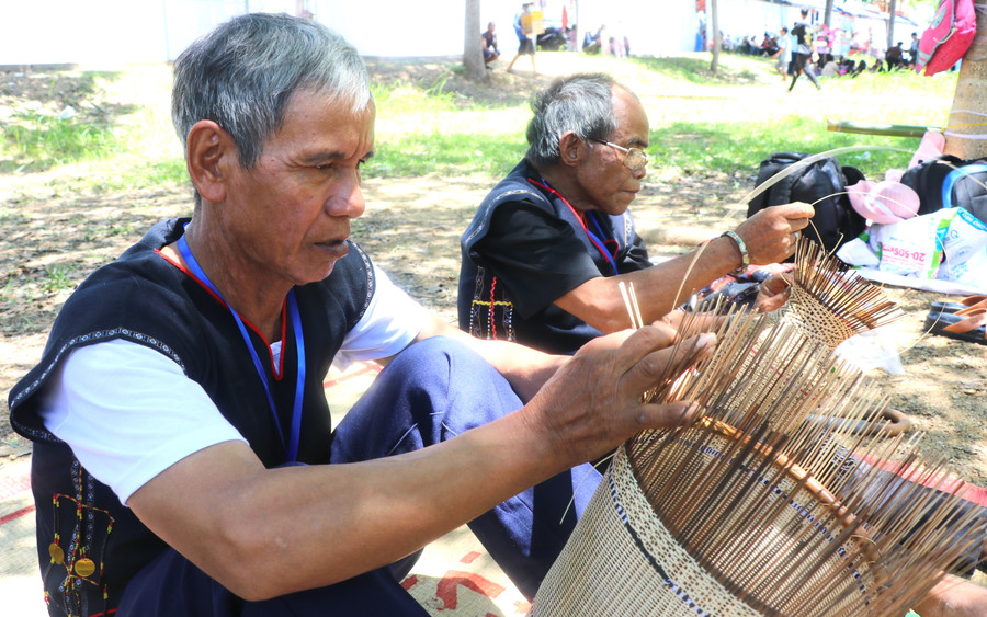 Nghệ nhân, người dân huyện Kbang tham gia thi nghề đan lát. Ảnh: Ngọc Minh Nghệ nhân, người dân huyện Kbang tham gia thi nghề đan lát. Ảnh: Ngọc Minh