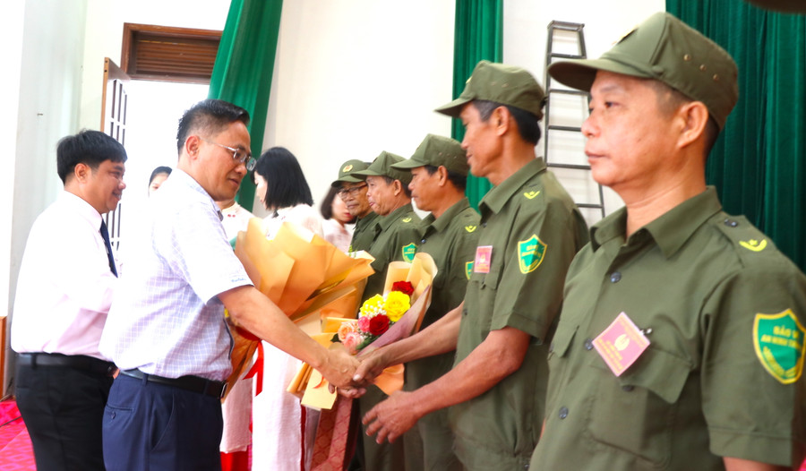 Các đồng chí lãnh đạo Thị ủy, UBND thị xã An Khê tặng hoa và quà cho lực lượng bảo vệ an ninh, trật tự cơ sở trên địa bàn thị xã An Khê. Ảnh: Ngọc Minh