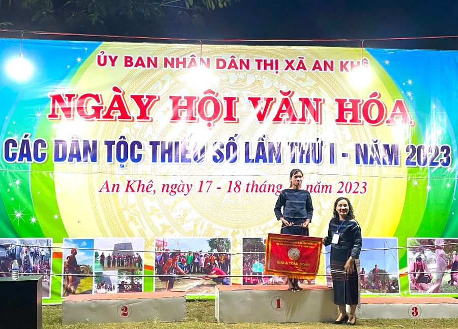 Phó Chủ tịch UBND thị xã An Khê Lê Thị Hồng Minh trao giải nhất toàn đoàn cho đại diện đoàn nghệ nhân làng Hòa Bình (xã Tú An, thị xã An Khê). Ảnh: Ngọc Minh Phó Chủ tịch UBND thị xã An Khê Lê Thị Hồng Minh trao giải nhất toàn đoàn cho đại diện đoàn nghệ nhân làng Hòa Bình (xã Tú An, thị xã An Khê). Ảnh: Ngọc Minh