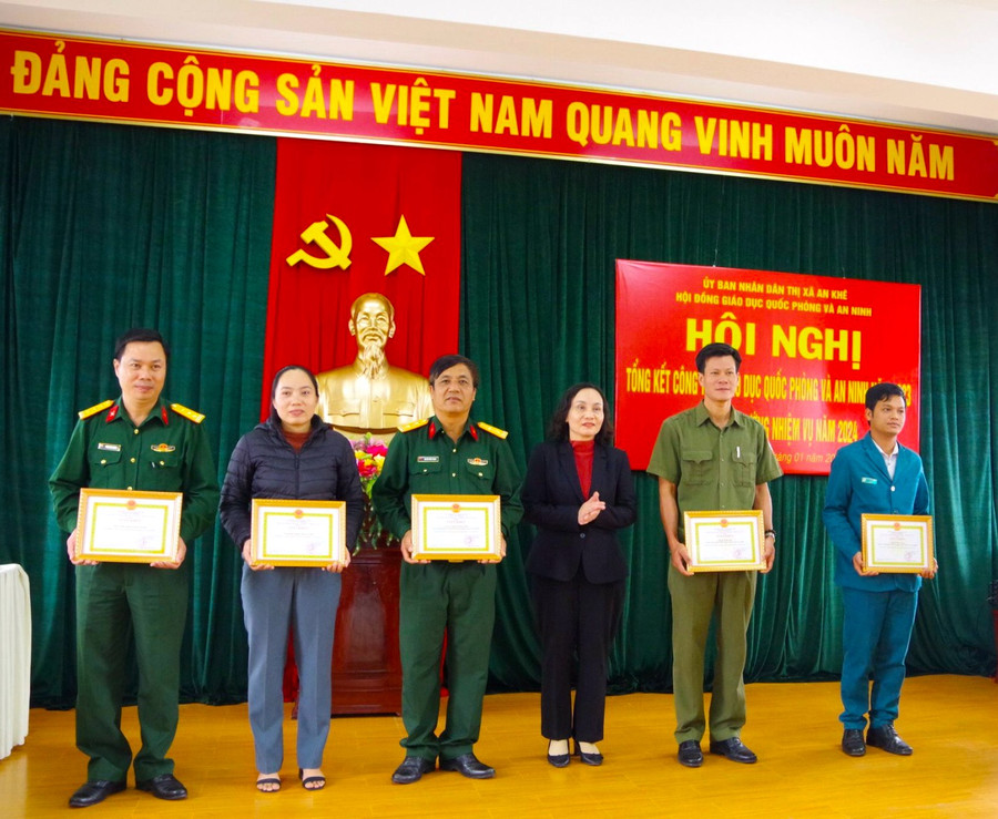 Bà Lê Thị Hồng Minh (thứ 3 bên phải)-Phó Chủ tịch UBND thị xã kiêm Chủ tịch Hội đồng Giáo dục quốc phòng và An ninh thị xã An Khê trao giấy khen cho các tập thể, cá nhân xuất sắc. Ảnh: Bá Thanh Bà Lê Thị Hồng Minh (thứ 3 bên phải)-Phó Chủ tịch UBND thị xã kiêm Chủ tịch Hội đồng Giáo dục quốc phòng và An ninh thị xã An Khê trao giấy khen cho các tập thể, cá nhân xuất sắc. Ảnh: Bá Thanh