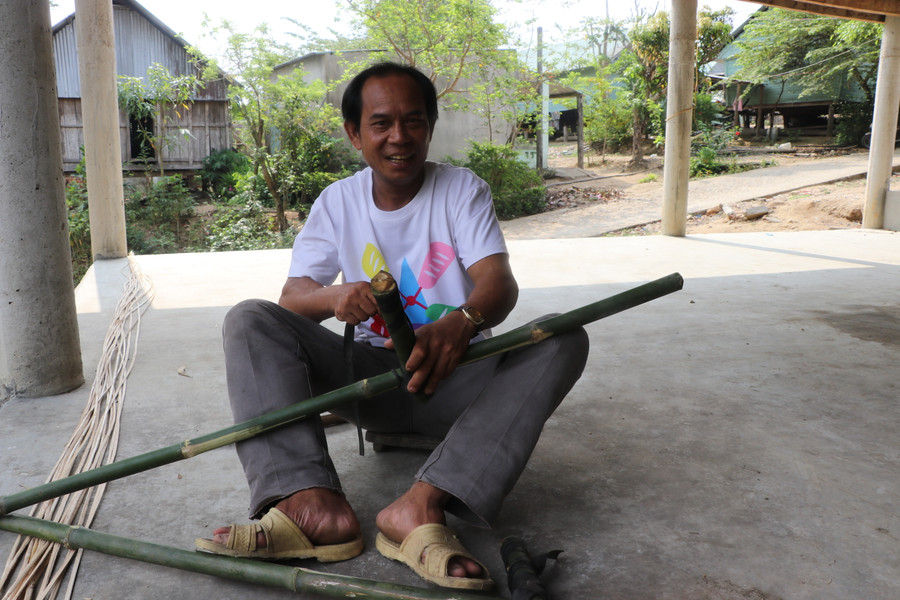 Cùng với truyền đạt kinh nghiệm, kỹ thuật đi cà kheo, ông Nhin còn chia sẻ cách làm cà kheo để di chuyển thuận lợi, an toàn. Ảnh: Ngọc Minh