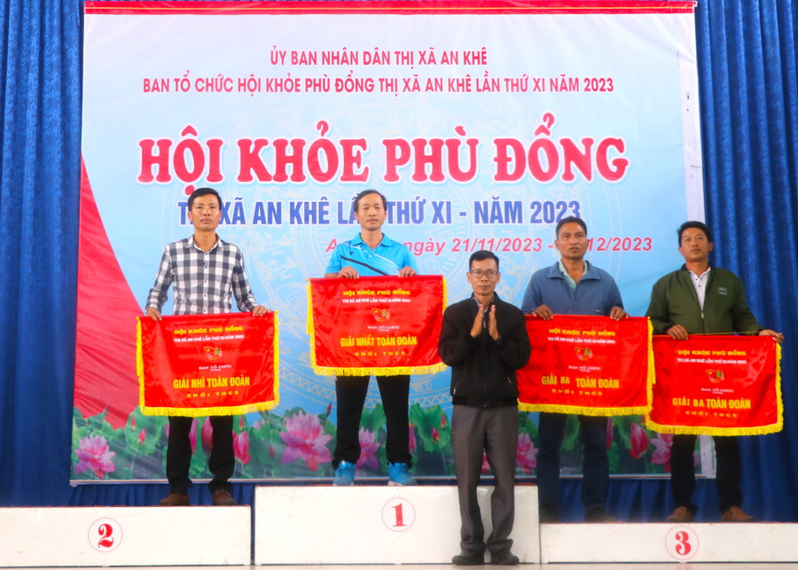 Ông Nguyễn Hữu Hưng-Phó Trưởng phòng Giáo dục và Đào tạo thị xã, Phó Trưởng Ban tổ chức Hội khỏe Phù Đổng thị xã An Khê lần thứ XI năm 2023 trao giải nhất, nhì, ba toàn đoàn cho đại diện các đội. Ảnh: Ngọc Minh Ông Nguyễn Hữu Hưng-Phó Trưởng phòng Giáo dục và Đào tạo thị xã, Phó Trưởng Ban tổ chức Hội khỏe Phù Đổng thị xã An Khê lần thứ XI năm 2023 trao giải nhất, nhì, ba toàn đoàn cho đại diện các đội. Ảnh: Ngọc Minh