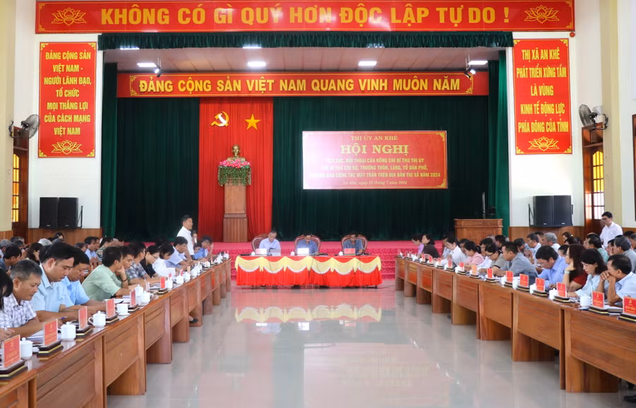 Quang cảnh hội nghị tiếp xúc, đối thoại của đồng chí Bí thư Thị ủy với Bí thư Chi bộ, trưởng thôn, làng, tổ dân phố, Trưởng Ban Công tác Mặt trận thôn, làng, tổ dân phố trên địa bàn thị xã năm 2024. Ảnh: Ngọc Minh