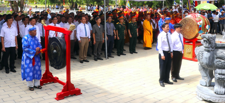 Các đại biểu cùng đông đảo người dân trên địa bàn thị xã và thành viên Ban nghi lễ đình An Khê dự lễ cúng Vua theo nghi thức truyền thống. Ảnh: Ngọc Minh