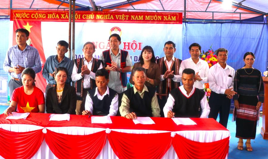 Các đại biểu chứng kiến việc ký kết chương trình phối hợp thi đua thực hiện cuộc vận động “Toàn dân đoàn kết xây dựng nông thôn mới, đô thị văn minh” năm 2024 của thôn 3, xã Kông Pla. Ảnh: Ngọc Minh Các đại biểu chứng kiến việc ký kết chương trình phối hợp thi đua thực hiện cuộc vận động “Toàn dân đoàn kết xây dựng nông thôn mới, đô thị văn minh” năm 2024 của thôn 3, xã Kông Pla. Ảnh: Ngọc Minh