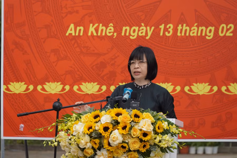 Phó Chủ tịch UBND tỉnh, Trưởng Ban Quản lý di tích quốc gia đặc biệt tỉnh Gia Lai Nguyễn Thị Thanh Lịch đọc diễn văn ôn lại trang sử hào hùng của cuộc khởi nghĩa nông dân Tây Sơn, Chiến thắng Ngọc Hồi-Đống Đa. Ảnh: Đức Thụy