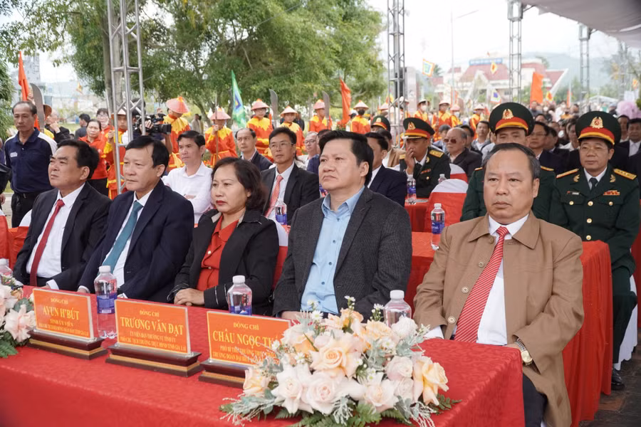 Các đồng chí lãnh đạo tỉnh Gia Lai dự Lễ kỷ niệm 253 năm khởi nghĩa Nông dân Tây Sơn (1771-2024); 235 năm chiến thắng Ngọc Hồi-Đống Đa (1789-2024) tại thị xã An Khê. Ảnh: Đức Thụy