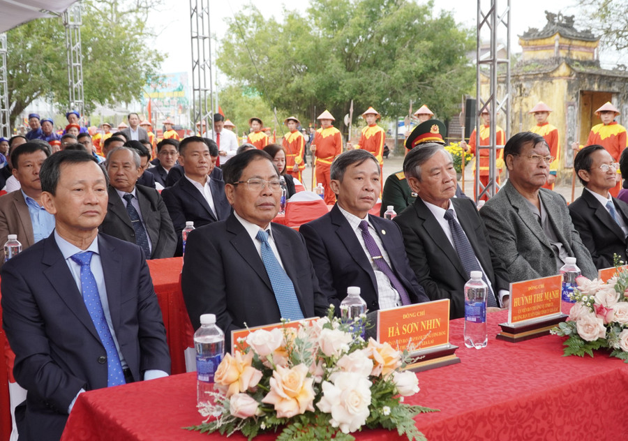 Các đồng chí lãnh đạo tỉnh cùng nguyên lãnh đạo tỉnh qua các thời kỳ dự lễ. Ảnh: Đức Thụy