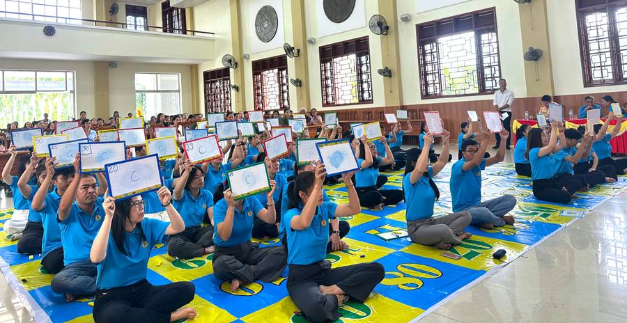 Tham gia hội thi "Rung chuông vàng về an toàn giao thông”có 79 thí sinh đến từ 70 cơ sở công đoàn trực thuộc Liên đoàn Lao động thị xã An Khê. Ảnh: Ngọc Anh Tham gia hội thi "Rung chuông vàng về an toàn giao thông”có 79 thí sinh đến từ 70 cơ sở công đoàn trực thuộc Liên đoàn Lao động thị xã An Khê. Ảnh: Ngọc Anh
