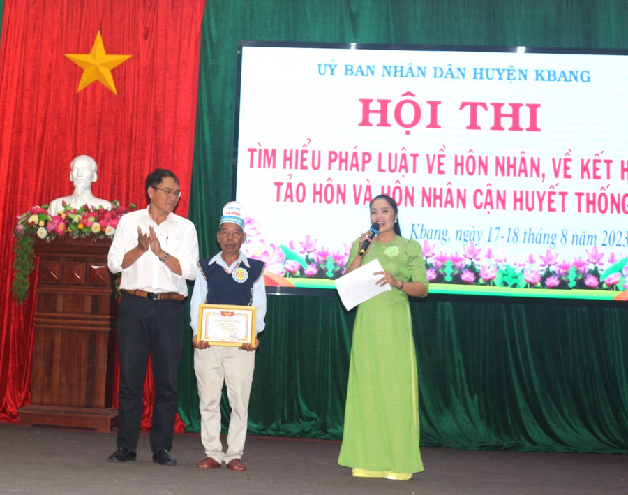 Ông Lê Thanh Sơn (bìa trái)-Phó Chủ tịch UBND huyện Kbang trao giấy khen cho đội xã Đông đạt giải nhất tại hội thi. Ảnh: Hà Duyệt Ông Lê Thanh Sơn (bìa trái)-Phó Chủ tịch UBND huyện Kbang trao giấy khen cho đội xã Đông đạt giải nhất tại hội thi. Ảnh: Hà Duyệt