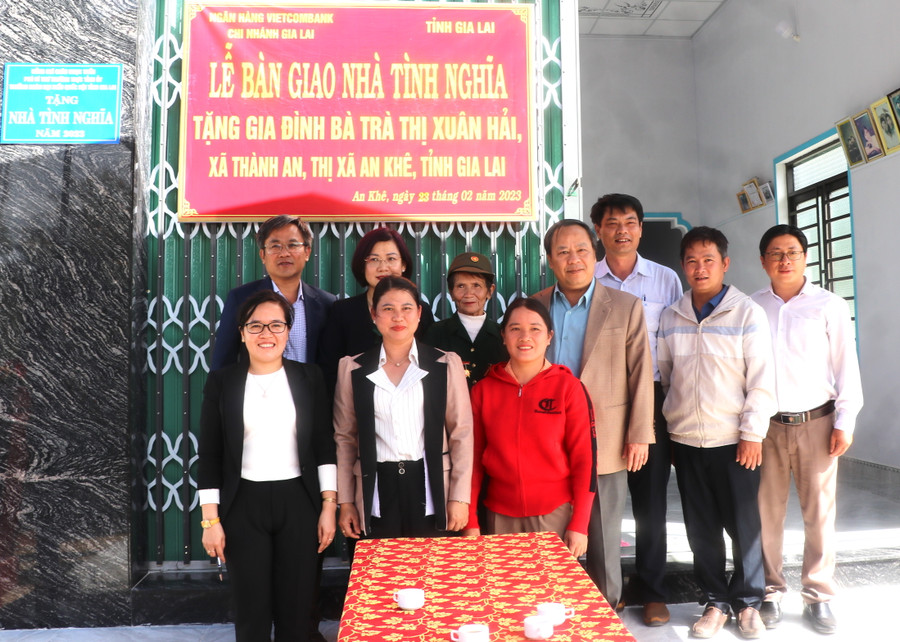 Các đại biểu chụp hình lưu niệm tại lễ trao "Nhà tình thương" cho gia đình bà Trà Thị Xuân Hải (thôn 3, xã Thành An, thị xã An Khê). Ảnh: Ngọc Minh Các đại biểu chụp hình lưu niệm tại lễ trao "Nhà tình thương" cho gia đình bà Trà Thị Xuân Hải (thôn 3, xã Thành An, thị xã An Khê). Ảnh: Ngọc Minh