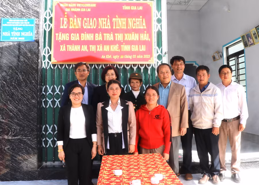 Các đại biểu chụp hình lưu niệm tại lễ trao "Nhà tình thương" cho gia đình bà Trà Thị Xuân Hải (thôn 3, xã Thành An, thị xã An Khê). Ảnh: Ngọc Minh