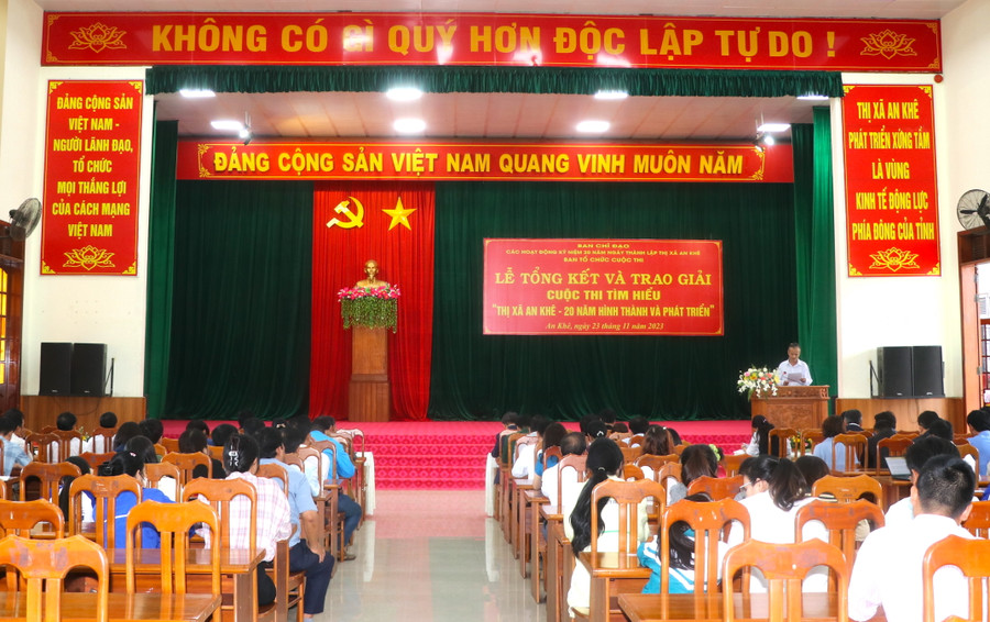Quang cảnh lễ tổng kết Cuộc thi tìm hiểu “Thị xã An Khê 20 năm hình thành và phát triển”. Ảnh: Ngọc Minh Quang cảnh lễ tổng kết Cuộc thi tìm hiểu “Thị xã An Khê 20 năm hình thành và phát triển”. Ảnh: Ngọc Minh
