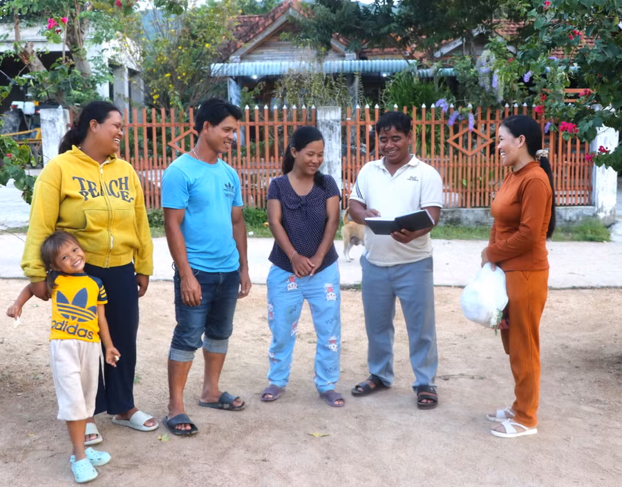Bí thư Chi bộ kiêm Trưởng thôn Đê Chơ Gang (xã Phú An, huyện Đak Pơ) Đinh Văn Cao (thứ 2 bên phải) tuyên truyền người dân chung tay hoàn thành các tiêu chí làng nông thôn mới. Ảnh: Ngọc Minh