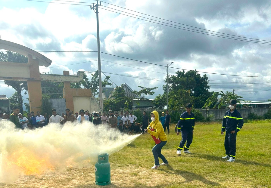 Đội viên Đội phòng dân phòng trên địa bàn huyện Kông Chro thực hành xử lý tình huống dập tắt đám cháy. Ảnh: Ngọc Minh Đội viên Đội phòng dân phòng trên địa bàn huyện Kông Chro thực hành xử lý tình huống dập tắt đám cháy. Ảnh: Ngọc Minh