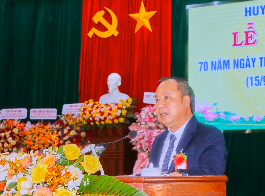 Đồng chí Châu Ngọc Tuấn-Phó Bí thư Thường trực Tỉnh ủy, Trưởng Đoàn đại biểu Quốc hội tỉnh phát biểu chúc mừng Đảng bộ huyện Kbang. Ảnh: Ngọc Minh